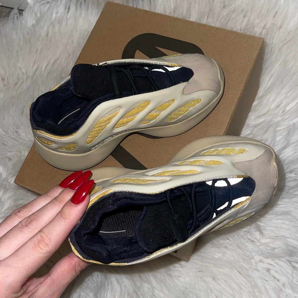 YEEZY 700 V3 Infants “Safflo” Size US 9k